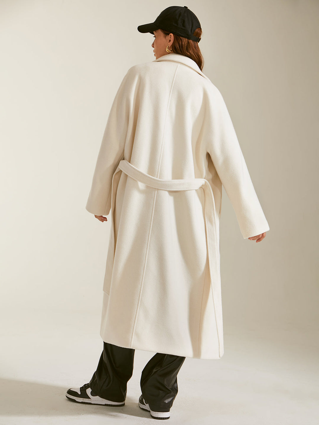 Isabel Mantel | Trendy lange witte double breasted wollen damesjas voor de winter